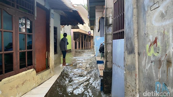 **Tanggul Baswedan Jebol, 10 RT di Jati Padang Terendam Banjir-2 Rumah Rusak**