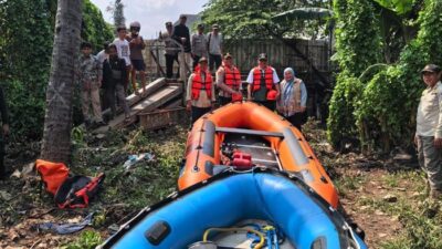 **Tim SAR Cari Remaja Hanyut Usai Berenang di Kali Mampang, Pencarian Masih Berlangsung**