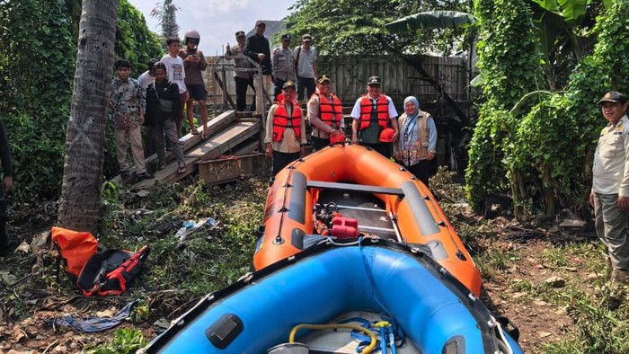 **Tim SAR Cari Remaja Hanyut Usai Berenang di Kali Mampang, Pencarian Masih Berlangsung**