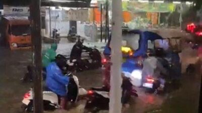 “Banjir Kebon Jeruk Mempaksa Ribuan Pemotor Balik Arah”