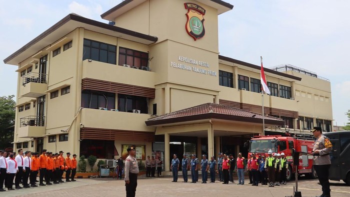 **Polres Tanjung Priok Siagakan Tim Penanggulangan Bencana dengan Apel Bersama**