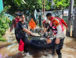 Brimob Polda Metro Patroli SAR dan Evakuasi Korban Banjir di Pondok Aren: Satuan Khusus Terselamatkan Warga Dari Banjir Bandang