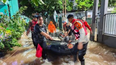 Brimob Polda Metro Patroli SAR dan Evakuasi Korban Banjir di Pondok Aren: Satuan Khusus Terselamatkan Warga Dari Banjir Bandang