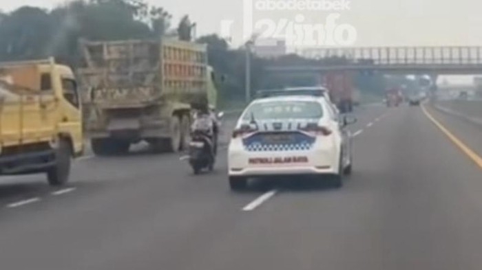 Pemotor Wanita Viral di Tol Japek, Dikejar Polisi, Ternyata ODGJ!