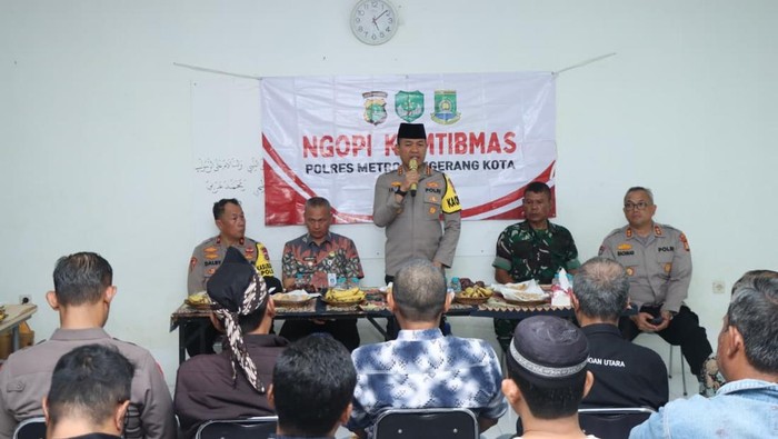 Polisi Tangerang Salurkan Sembako, Ingatkan Warga Jaga Keamanan Lokal