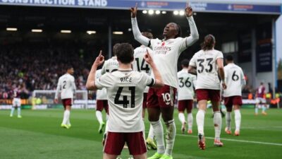 **Klasemen Liga Inggris: Arsenal Unggul 7 Angka di Puncak, Dominasi di Turf Moor**