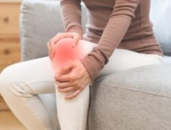 **Dear Gen Z, Ini ‘Biang Kerok’ Lutut Sering Nyeri Usai Duduk Lama**