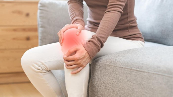 **Dear Gen Z, Ini 'Biang Kerok' Lutut Sering Nyeri Usai Duduk Lama**