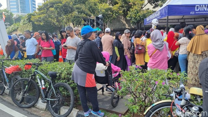 Daftar Kartu Gratis Transjakarta Jakarta, Antrean Lansia Panjang di CFD Bundaran HI