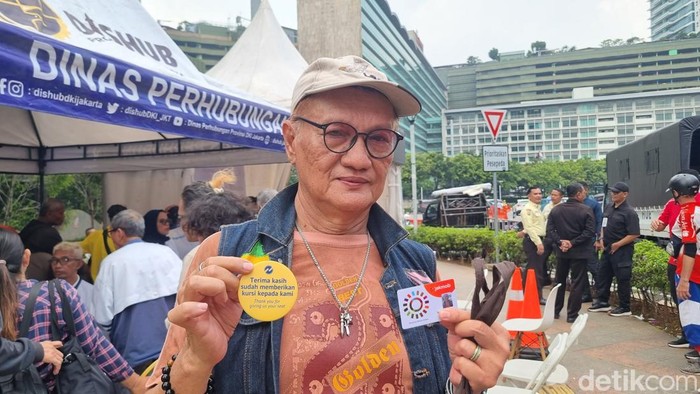 Lansia Jakarta Bersorak: Kartu Gratis Transum, Antre 5 Jam Se值!