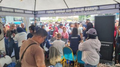 Antrian Berjam-jam untuk Kartu Gratis Transum Jakarta, Warga: Kasihan yang Tua!