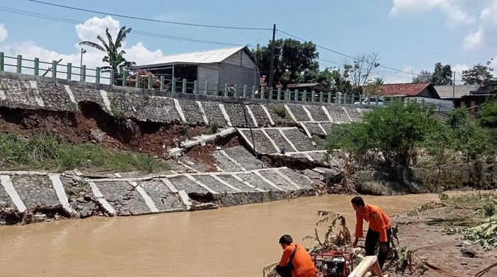 Banjir-Longsor Menerjang 3 Kampung Jonggol Bogor, Tembok Penahan Tanah Ponpes Ambruk