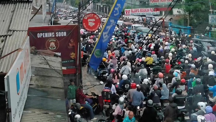 **Macet Menyebalkan di Jalur Puncak Bogor, Polisi Cari Solusi One Way!**