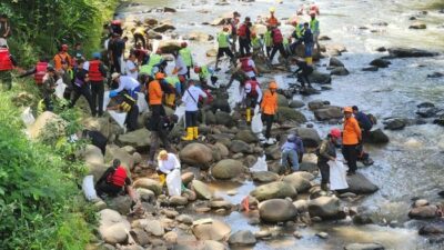 Pertamina & KLH Bersama-samalah! Bersihkan Ciliwung dari Kebun Raya Bogor