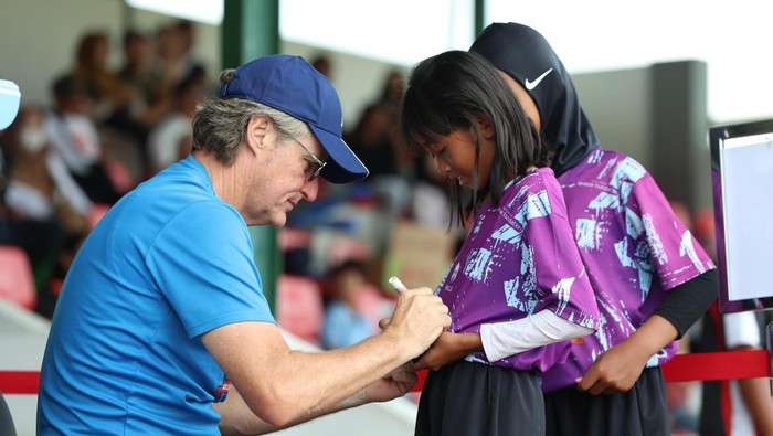 **Coach Timo Bersorak, 1.736 Siswi Berlaga di MilkLife Soccer Challenge Solo**