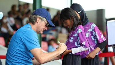 **Coach Timo Bersorak, 1.736 Siswi Berlaga di MilkLife Soccer Challenge Solo**