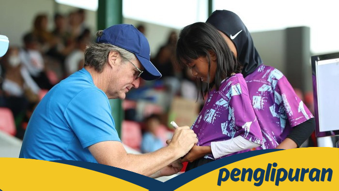 **Coach Timo Bersorak, 1.736 Siswi Berlaga di MilkLife Soccer Challenge Solo**