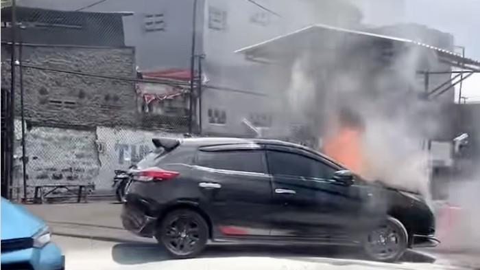 **Mobil Mewah Yaris TRD Terbakar di Palmerah, Kerugian Rp335 Juta**