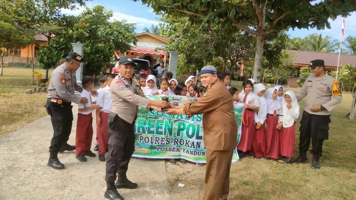Polisi Rohul Siarkan Gerakan Hijau dengan Tanam Pohon di 21 Sekolah!