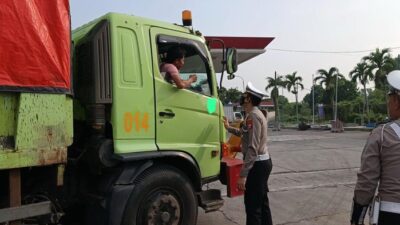 Polisi Minta Truk Tambang Putar Balik, Gegara Langgar Jam Operasi di Serang!