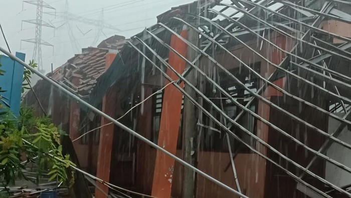 Kronologi Ambruknya Atap SMKN 1 Gunung Putri yang Bikin 44 Siswa Terluka - Update 1