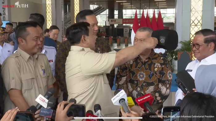 Canda Prabowo ke Menhub dan Mensesneg Usai 1 Tahun Kerja: Mulai Botak, Tapi Hasil Apa?