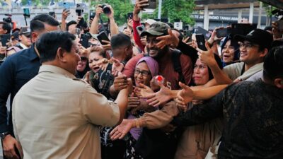 “Prabowo Hadapi Ojol di Stasiun Tanah Abang, Reaksi Mengejutkan!”