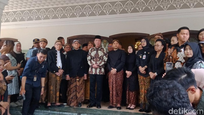 Jokowi Turut Lepas Jenazah Pakubuwono XIII dari Solo ke Imogiri, Ribuan Warga Ikut Berikan Salam Perpisahan