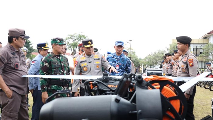 Kapolda Riau-Pangdam Cek Sarpras Siaga Bencana: Perahu Karet hingga Drone Siap Siaga!