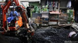 Pengerukan Kali di Jakbar Kembali Berjalan, Alat Dipasang GPS Agar Terpantau: Solusi Canggih Atau Malpraktik?