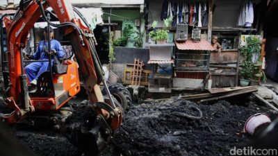 Pengerukan Kali di Jakbar Kembali Berjalan, Alat Dipasang GPS Agar Terpantau: Solusi Canggih Atau Malpraktik?