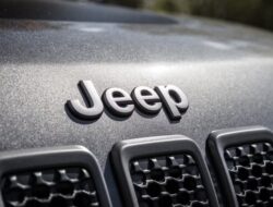 **Pemilik Mobil Hybrid Jeep Wrangler dan Grand Cherokee Waspada: Risiko Kebakaran dan Langkah Pencegahan**