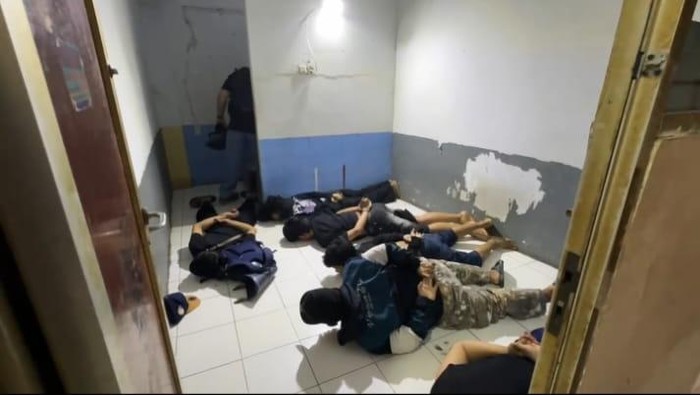 BNN-Brimob Menyisir Sarang Narkoba, 18 Penjahat Ditangkap di Kampung Bahari Jakut