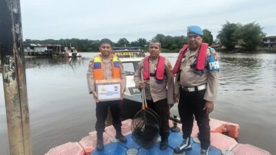 Polsek SKP Pekanbaru Berikan Sembako ke Nelayan, Sapa Warga Lewat ‘Jalur’