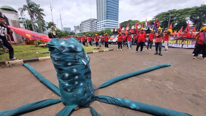 Buruh Gelar Tari Jaipong di DPR, Tuntut Upah yang Adil!