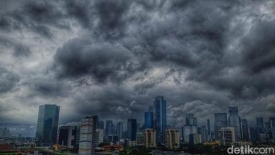 **BMKG Konfirmasi Modifikasi Cuaca Jakarta Berhasil, Hujan Ekstrem Tetap Mengintai Hingga 10 November**