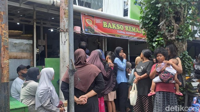 [Warung Bakso di Solo Buka Lagi Usai Lab Tegaskan Tak Ada Babi, Warga Antusias]