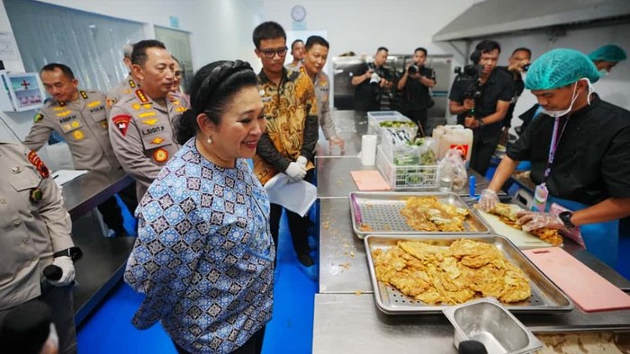 Titiek Soeharto Nikmati Lezatnya Nasi Goreng Chef Pilihan di MBG!