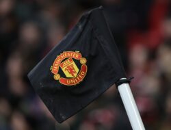MU Hukum Fansnya Berat Ini Nggak Boleh Nonton di Stadion Tiga Tahun: Skandal Homofobik di Sosial Media
