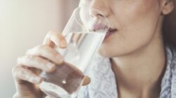 **Berapa Banyak Air yang Harus Diminum untuk Menjaga Kesehatan Ginjal dan Asam Urat?**