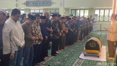 “Jenazah Antasari Azhar Disalatkan di Masjid Serpong, Jimly Hadir: Dukungan dari Pemimpin Berpengaruh”