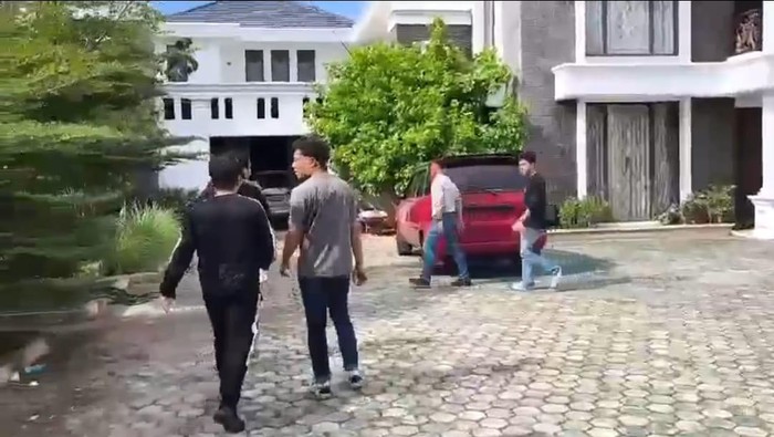 27 Warga Negara China Dikabulkan Imigrasi Setelah Keterlibatan dalam Sindikat Penipuan Online Polisi Serahkan