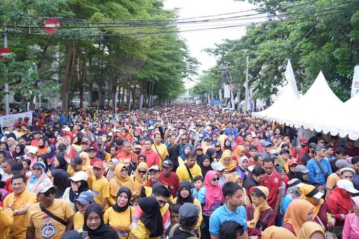 **418 Tahun Makassar, 31 Ribu Warga Gelorakan Semangat di Jalan Sehat**