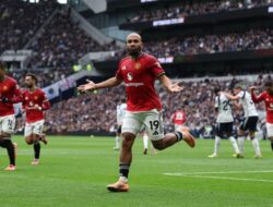 **Manchester United Unggul 1-0 dari Tottenham di Babak Pertama: Pertempuran Tanpa Ampun di Old Trafford**