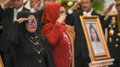 “Tangis Haru dan Ucapan Terima Kasih Keluarga Marsinah ke Prabowo: Perjuangan Hak Pekerja yang Mencengkeram”