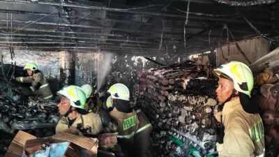 Kebakaran Meneror Fatmawati, Ruko Tekstil Terancam, Pemadaman Belum Tuntas Setelah 3 Jam!