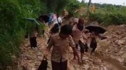**17 Tahun Guru Honorer Pandeglang Rela Lintasi Jalan Rusak demi Belajar**