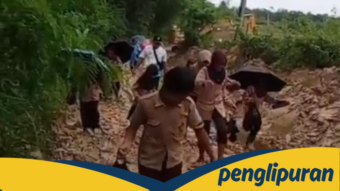 **17 Tahun Guru Honorer Pandeglang Rela Lintasi Jalan Rusak demi Belajar**