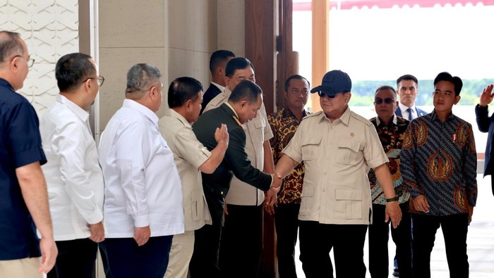 Prabowo Tunda Penerbangan 2 Jam, Bicarakan Apa Saat Rapat di Bandara?