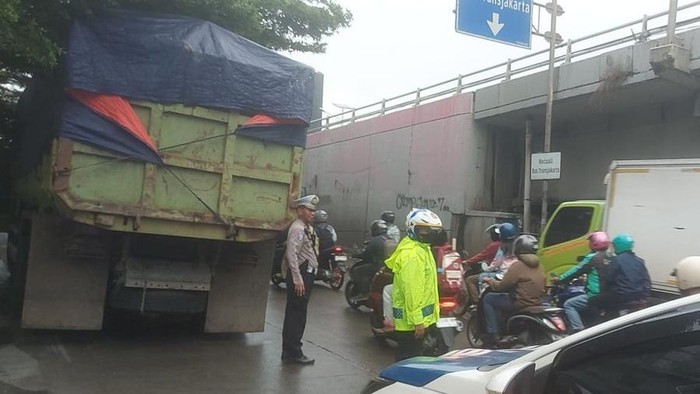 Truk Muatan Tanah Pecah Ban, Lalin di Jl Letjend S Parman Lumpuh!